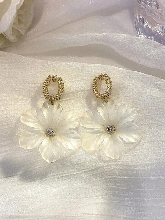 BloomAura White Flower Earrings – Golden Petals for Everyday Elegance