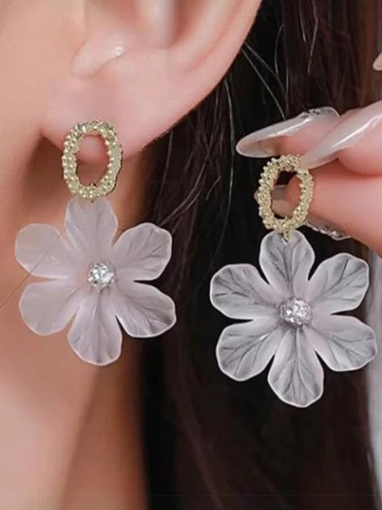 BloomAura White Flower Earrings – Golden Petals for Everyday Elegance