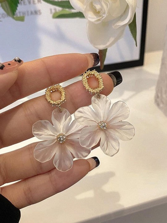 BloomAura White Flower Earrings – Golden Petals for Everyday Elegance