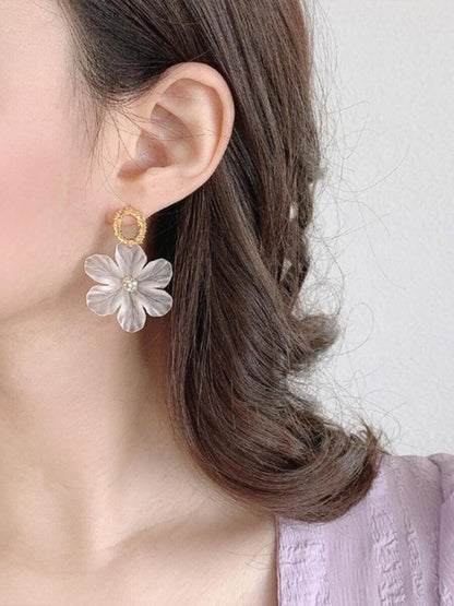 BloomAura White Flower Earrings – Golden Petals for Everyday Elegance
