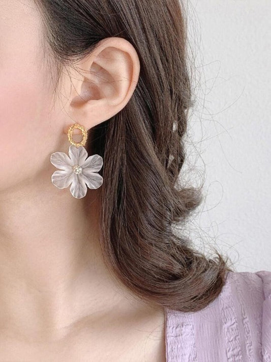 BloomAura White Flower Earrings – Golden Petals for Everyday Elegance