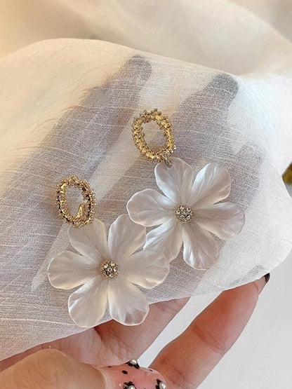 BloomAura White Flower Earrings – Golden Petals for Everyday Elegance