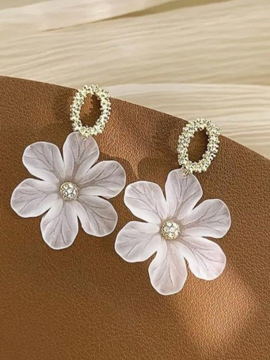 BloomAura White Flower Earrings – Golden Petals for Everyday Elegance
