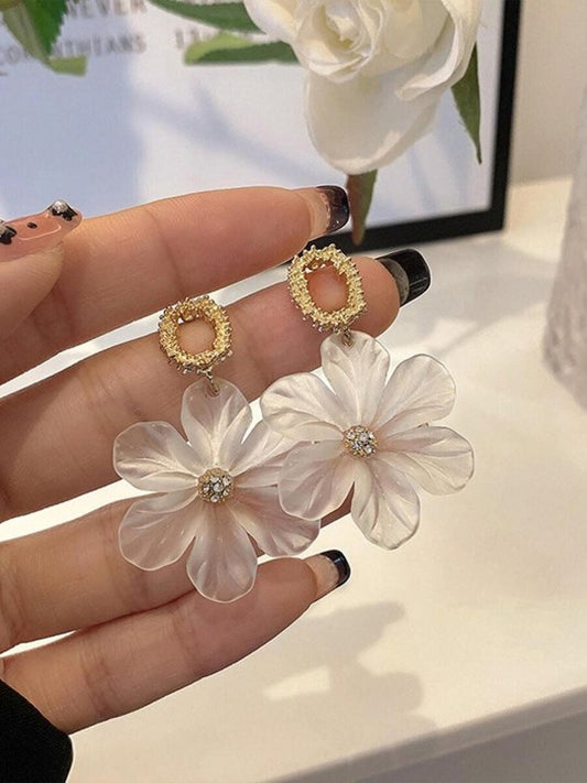 BloomAura White Flower Earrings – Golden Petals for Everyday Elegance